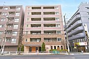 街に溶けこみ美しい景観を生み出すこの邸宅は、採光や風通しまで考え抜いて造り上げました。