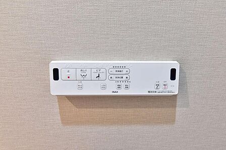 シャワートイレを標準装備。操作パネルで、洗浄機能や温度設定などもラクラク設定できます。