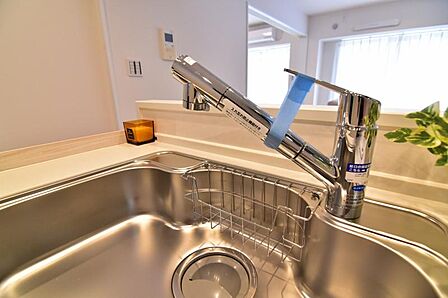 浄水器付きキッチン水栓 キッチンの水栓には、浄水器を標準装備。水道水をそのまま飲むことができ、お米などをおいしく炊くことも可能です。