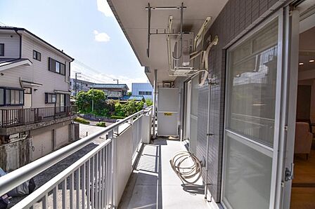 伸びやかな眺望が広がるバルコニー。爽やかな風を感じて、心躍る素敵な暮らしがはじまります!