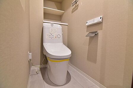 白を基調としたウォシュレットトイレは清潔感あるプライベート空間を演出します。