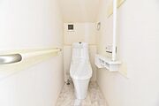 トイレ2か所　「慌ただしい朝、パパがなかなかトイレから出てこない…」。そんなストレスも、トイレが二つあれば解消。スムーズに朝の身支度を行えます。