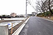 前面道路含む現地外観写真です。車通りも大変少なく、駐車への負担も少なく行うことができます！