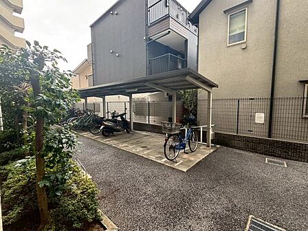 管理の行き届いた駐輪場は屋根付きで雨の日も安心です。