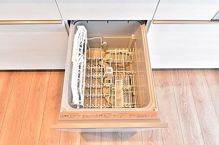 食器洗浄乾燥機 食器の後片付けに便利な食器洗浄乾燥機を標準装備。ビルトインタイプなので見た目もスッキリ、特に共働き世帯のご家族には必須品です。