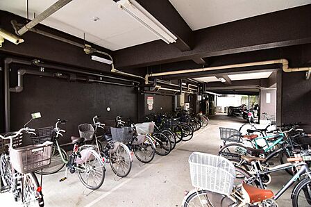 管理の行き届いた駐輪場は屋根付きで雨の日も安心です。