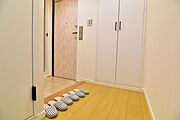 雑多な玄関ではなくスッキリ空間としてお家の顔になるよう設計いたしました。 