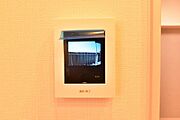 来訪者を鮮明な画像で確認できるTVモニター付インターホン。夜間や天候の悪い日もしっかりとチェック。特に奥様やお子様だけでの在宅が多いご家族は必需品です。録画機能付きなら後からも確認できます。