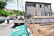 お住まいの前を通るのはご近所さんだけの閑静な私道です。静かな住環境でお過ごし頂けます。 