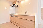 広々としたシステムキッチンは2人で立っても窮屈さを感じさせません。お休みの日にご家族みんなでお料理を楽しめます。