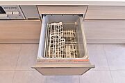 食器洗浄乾燥機を標準装備。作動中は他の家事を並行して進めることができ、家事の時短と負担軽減につながります。高温、高圧水流で洗浄するため、除菌・消臭効果が期待でき、衛生面での安心感が高まります。また、手