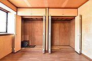 大きなクローゼット。お子様のオモチャはもちろん、パパのスーツやママのバッグまでたっぷり収納できそうですね。