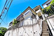 窓からたっぷりと陽光が注がれる明るい住まい。