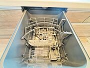 食器洗浄乾燥機を標準装備。作動中は他の家事を並行して進めることができ、家事の時短と負担軽減につながります。高温、高圧水流で洗浄するため、除菌・消臭効果が期待でき、衛生面での安心感が高まります。また、手