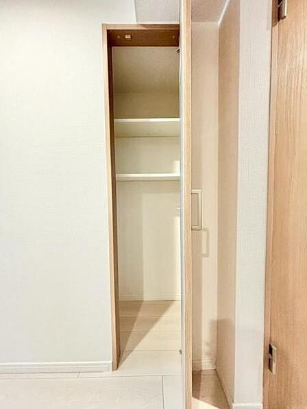 空間を効率的に利用し収納スペースを確保。一日の始まりと終わりを美しく演出します。