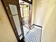 シンプルで落ち着いたデザインの玄関が魅力です。