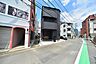 外観：前面道路は車通りの少ない道です。小さなお子様も安心してお過ごしいただけます。