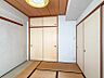 室内：独立性を高めたお部屋。たっぷりの収納も配備しており、片付いた空間を実現出来そう。