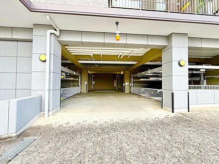 敷地内に駐車スペースあり。日々の移動もスムーズです。