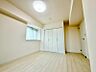 室内：シンプルで温かみのあるデザインで、ゆったりと過ごせます。