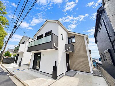 外観:それぞれ独特の顔を持つあなただけのお住まい。 各棟によって暖かい日差しの入り方・見え方も違うお住まい。実際の日当たりや現地の雰囲気もご確認くださいませ。 外観:それぞれ独特の顔を持つあなただけのお住まい。 各棟によって暖かい日差しの入り方・見え方も違うお住まい。実際の日当たりや現地の雰囲気もご確認くださいませ。