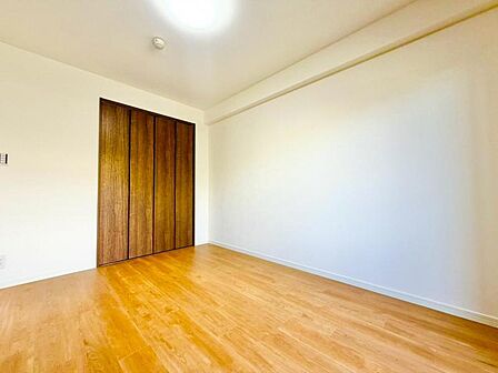 住まう方自身でカスタマイズして頂けるようにシンプルにデザインされております。 自由度が高いので現地にて配置などを打ち合わせさせて頂きます。 