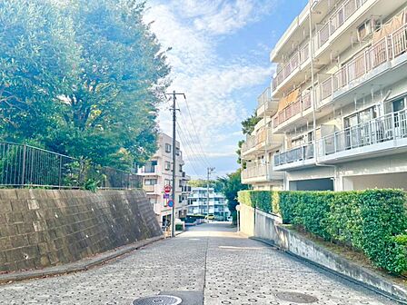 物件全体の雰囲気や立地条件がよくわかる写真です。