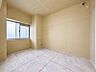室内：一日の疲れを取る主寝室は大型のベッドも配置が可能です。 窓から注がれる光で家族とのコミュニケーションも明るくなりそうです。 吹き抜け天井のため、空間が広く感じます。窓からの光は居室を明るく照らして