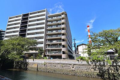 外観:街に溶けこみ美しい景観を生み出すこの邸宅は採光や風通しまで考え抜いて造りあげました。外観の美しさだけでなくそこに住まうご家族様の心地良さを最優先しています。 外観:街に溶けこみ美しい景観を生み出すこの邸宅は採光や風通しまで考え抜いて造りあげました。外観の美しさだけでなくそこに住まうご家族様の心地良さを最優先しています。
