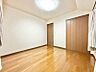 室内：過ぎ行く時間をゆったりと感じることができる落ち着いたお部屋。リビングで楽しく過ごした後はプライベートな時間を満喫できます。静かな環境でリラックスタイムをスタートさせてください。