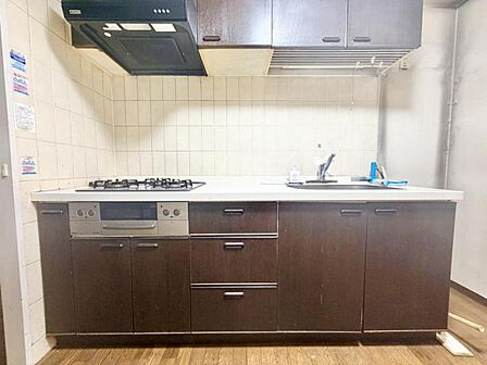 明るい自然光が入る作業スペースを多くとった壁付けキッチン採用。夫婦揃ってキッチンに立っても調理がしやすく、家事をしながら会話も弾みます。