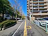 外観：前面道路含む現地写真
