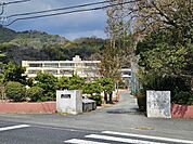 福川中学校「心豊かで生き生きと活動する福中っ子の育成」を教育目標としています。 1400m