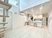 吹き抜けのあるリビングは開放感抜群♪対面式のキッチンで家族だんらんの空間に。※AIによる画像編集で家具を消去しており、お部屋の広さを確認しやすくしています。