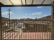 広々としたバルコニー。お布団干しも一度にたくさんできて家事が捗ります。