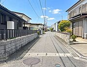 閑静な住宅街で、車の通りも少なそうです。