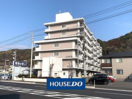 青空に映える、白を基調とした清潔感のある外観です。