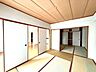 和室：仕切りを開放すれば、和室2部屋とリビングがつながる大空間に。