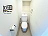 トイレ：背後には棚があり、トイレットペーパーのストックやお掃除用品をすっきり収納できます。