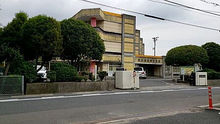 富田東小学校市内でも有数の大規模校で、県内ではめずらしい自由服の学校であり、「品と力と夢のある児童」の育成をめざして取り組んでいます。 170m