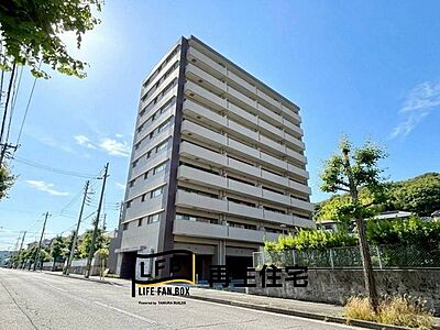 外観:緑豊かな山並みを背に、すっきりと佇むスタイリッシュな外観。 外観:緑豊かな山並みを背に、すっきりと佇むスタイリッシュな外観。