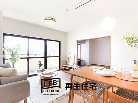 リビング、和室、キッチンがつながる、家族の会話が弾むレイアウト!※実際の生活空間をイメージしていただけるよう、ホームステージングを実施しております。