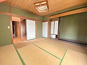 落ち着いたグリーンの壁が、安らぎの時間を演出！