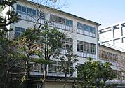 千代田区立富士見小学校（251m）