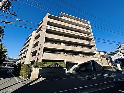 外観：閑静な住宅街の角地、陽当たり・風通りの良いマンションです！