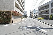 閑静な重住宅街・隣には氷川公園のある閑静な住宅街です。