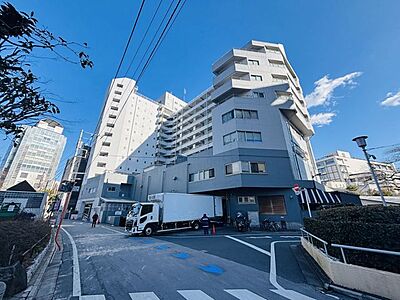 外観:街並みに調和しながらも、存在感を放つ気品ある外観デザイン。 外観:街並みに調和しながらも、存在感を放つ気品ある外観デザイン。