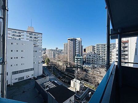 共用部廊下は神田川が一望できる開放感のある眺望です。