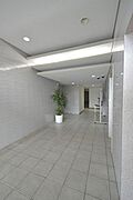 【お洒落なエントランス。】洗練されたデザインが、訪れる人を魅了。観葉植物が緑を添え、癒やしの空間を演出。