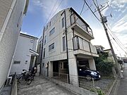 愛車を守るビルトインガレージ付き、3階建て独立設計の戸建て風物件。開放感あるバルコニーや窓が多く、日当たり・通風良好。デザイン性と堅牢性を兼ね備えたコンクリート外観が魅力です。